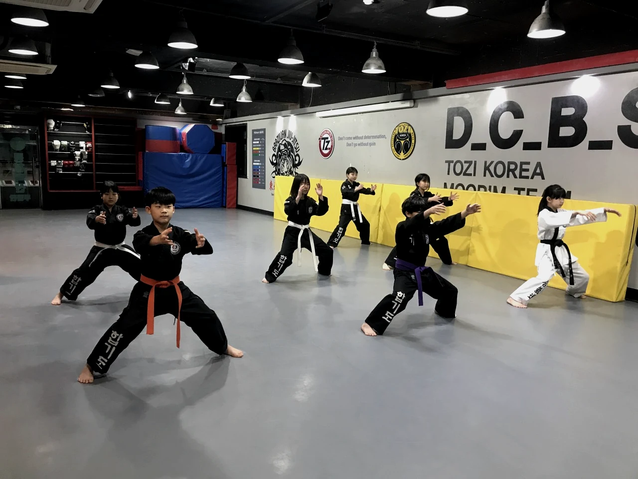구남무길 어린이 합기도 수련생들의 단체 기본기 수련
